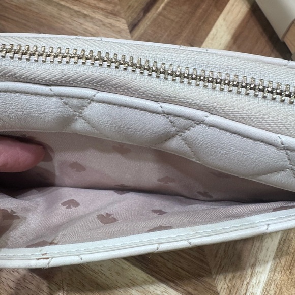 Kate Spade Quilted White Cream Beige Leather Zip Around Wallet - Picture 5 of 8